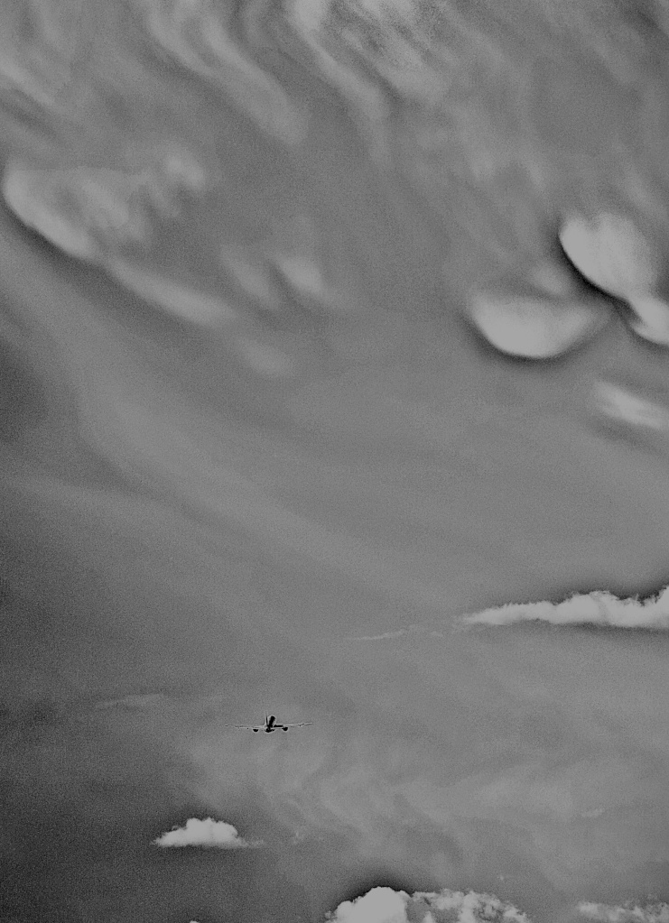 Minimalistisch - Flugzeug vor Gewitter
