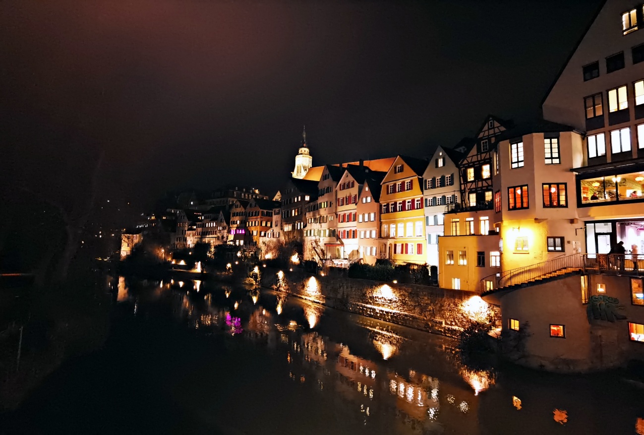 Tübingen bei Nacht im Weitwinkel